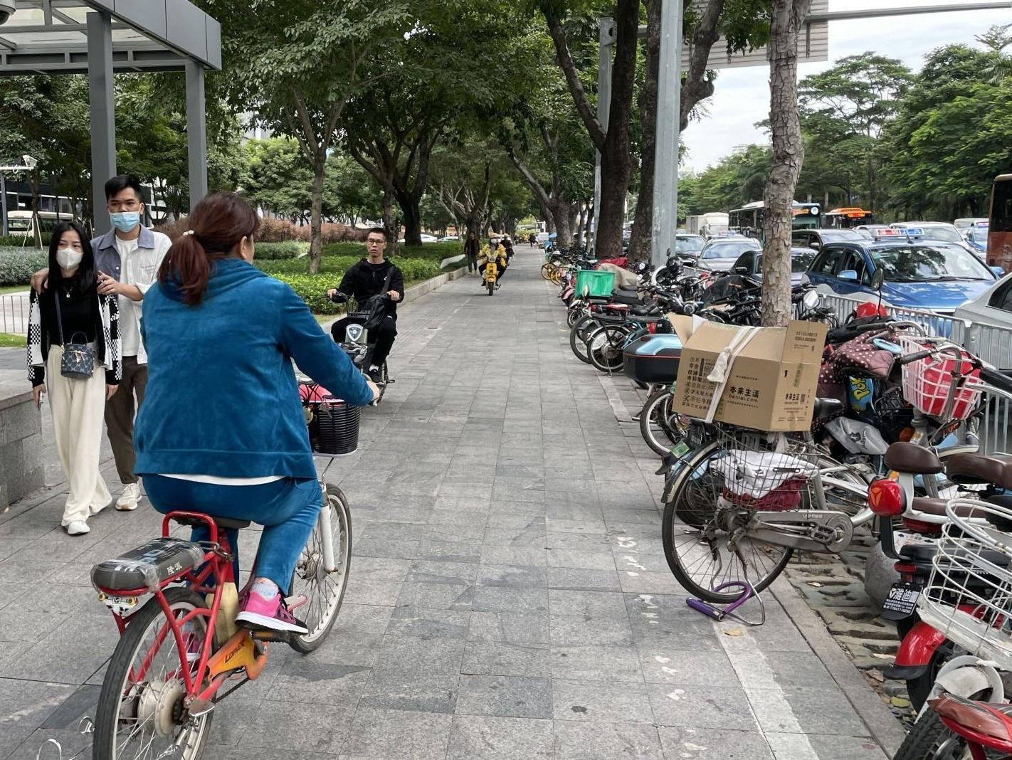 电动自行车与行人抢道困扰市民  广东拟规定“电动车不得在人行道上行驶”