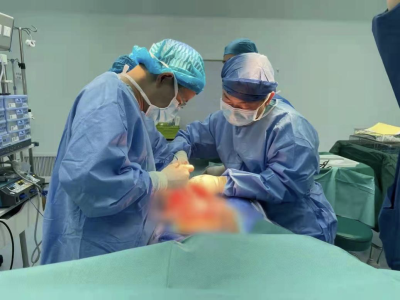 13岁女孩腹中抽出15000ml囊液，深圳市儿童医院完成一例罕见巨大卵巢囊肿手术