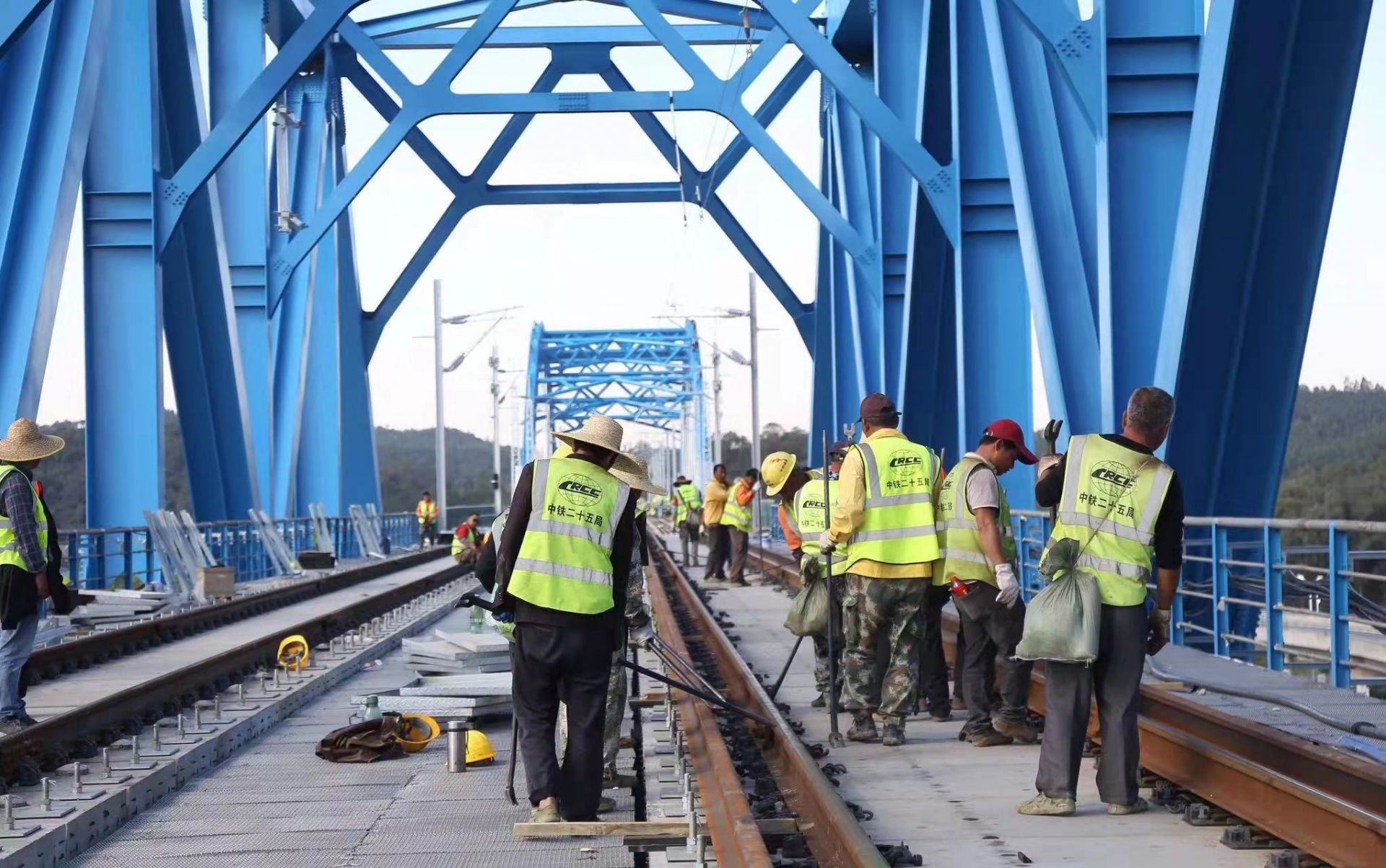 广州南沙港铁路完成正线铺轨，可开行直达欧洲的集装箱班列