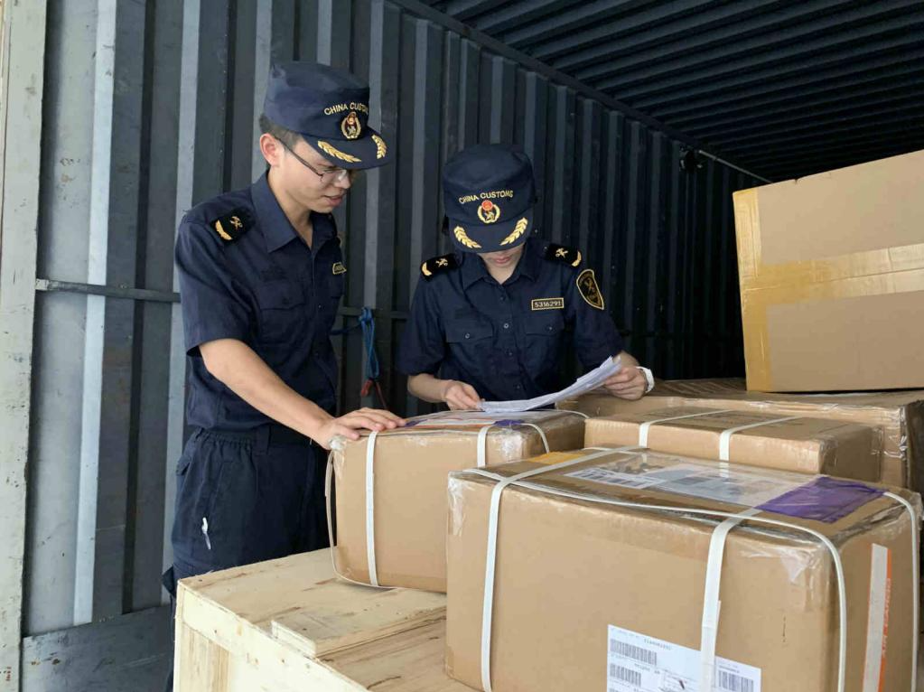 海关总署：今年前10个月中国进出口同比增长22.2%