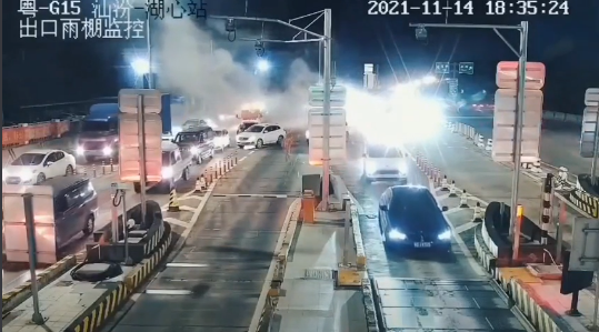 紧急救援！小车自燃起火，汕汾高速5名工作人员毫不犹豫冲了上去 