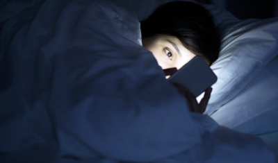 睡前长时间玩手机或增加抑郁几率