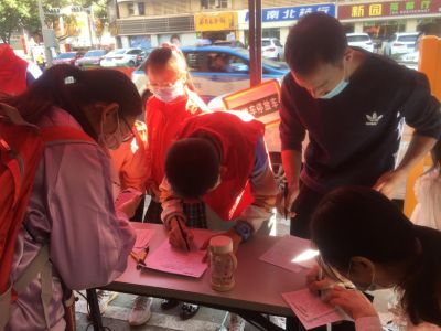 莲塘街道仙湖社区组织小义工参与新冠疫苗接种效果好 