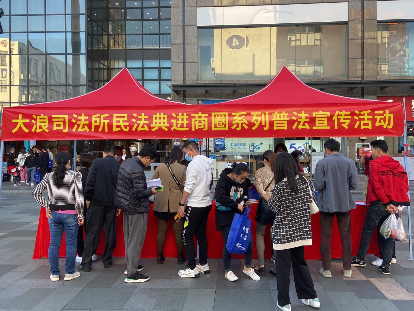 龙华大浪街道法律援助普法宣传进行中，发放宣传折页13000余份