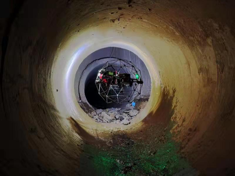 排水解锁暗渠检测新姿势！坪山引入全市首台360度防碰撞工业级无人机 