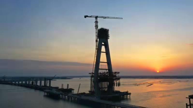 南三岛大桥百米主塔封顶，湛江又一海岛高速通道正加快建设