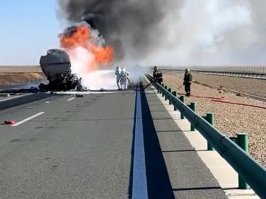 甘肃酒泉：京新高速发生一起油罐车追尾起火事故，2人死亡