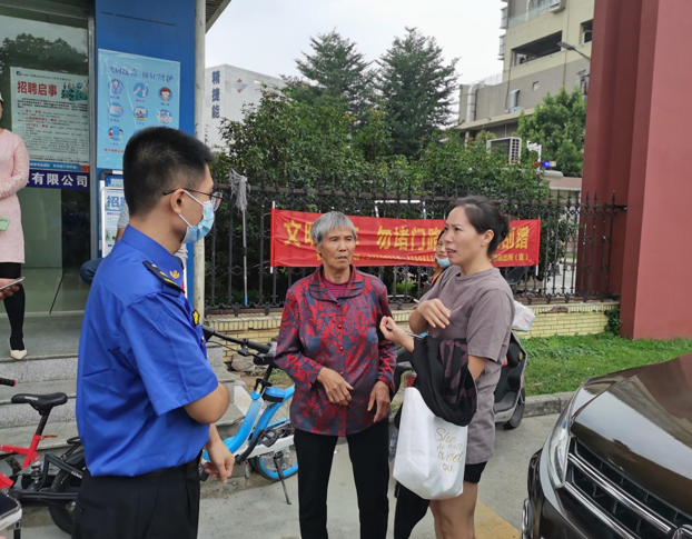 阿尔茨海默症老人晨跑路上走失，公明街道执法队员多方查询为其找到家属