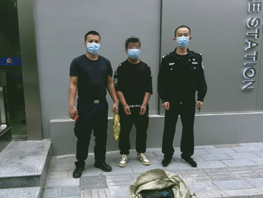 深圳一男子销赃途中被逮个正着，见到民警，他慌了！