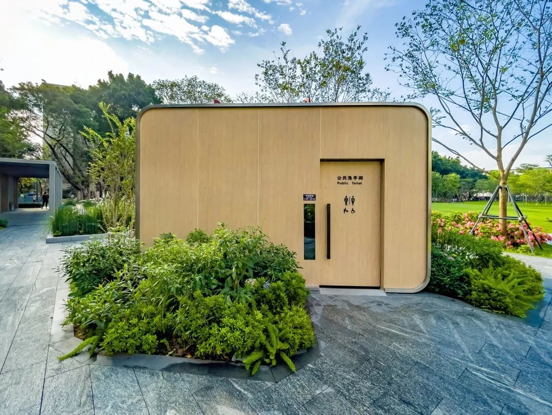 在街头,社区公园,绿化带等区域"见缝插针"地建设街头小型公共洗手间