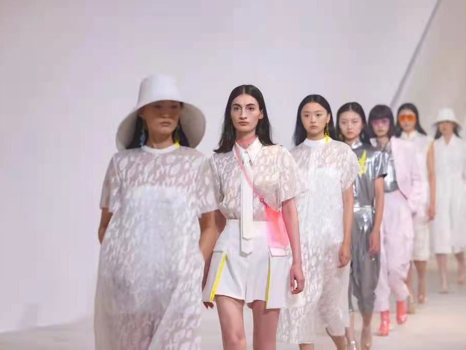 HUI “Nü Shu 中国.女书”大秀压轴 深圳2022春夏时装周完美落幕