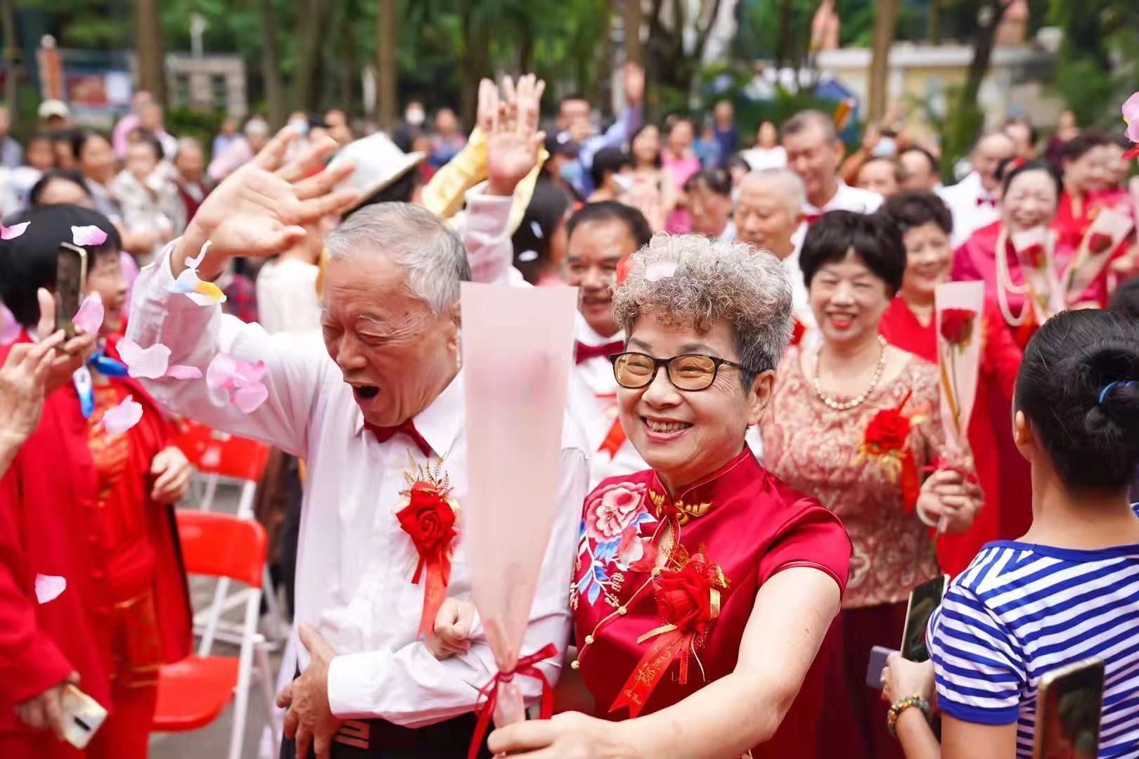 爱从年少到迟暮，南山为金婚老人举办婚礼！