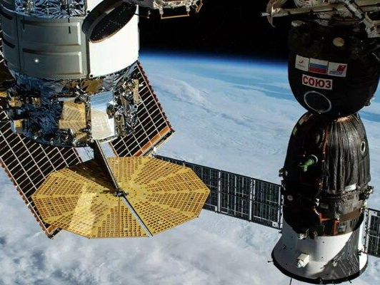国际空间站受太空垃圾威胁 俄宇航员进联盟号飞船躲避