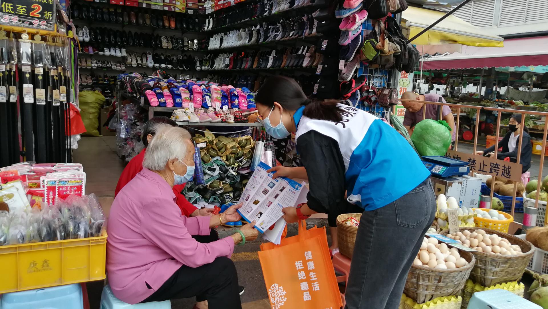 凤凰街道禁毒宣传走进农贸市场
