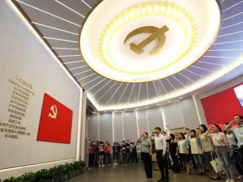人民日报论新时代的关键抉择：坚持和加强党对一切工作的领导