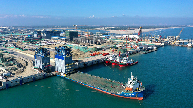 场面壮观！广东石化项目码头重件泊位共接卸石化设备10万多吨