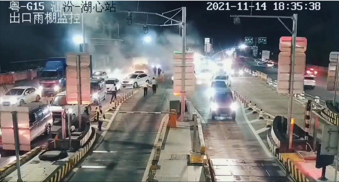 紧急救援！小车自燃起火，汕汾高速5名工作人员毫不犹豫冲了上去