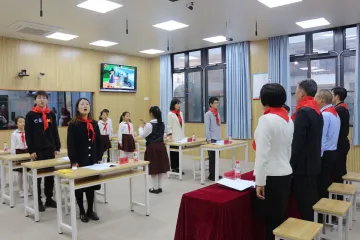 鲜红队旗迎风飘，童心点点心向党！凤凰街道5个社区少工委揭牌