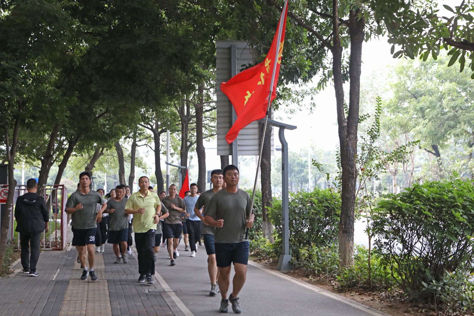 积极践行文明健康生活理念 龙城街道300余名职工相聚长跑日  