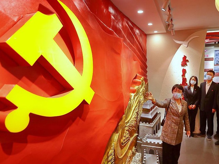 【央视快评】推动全党形成崭新的精神风貌、空前的团结统一、高度的政治自觉