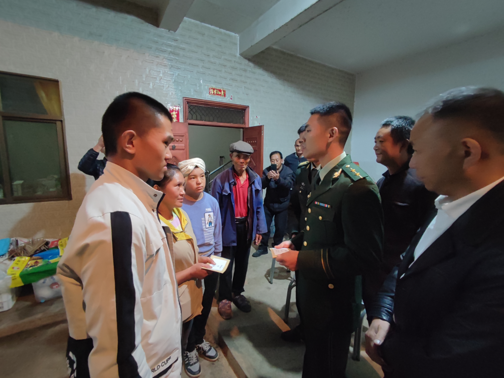战友家里有难，官兵暖心捐助
