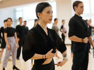 冠军舞者齐聚，深圳市国际标准舞协会举行首次国标舞大咖公益课堂