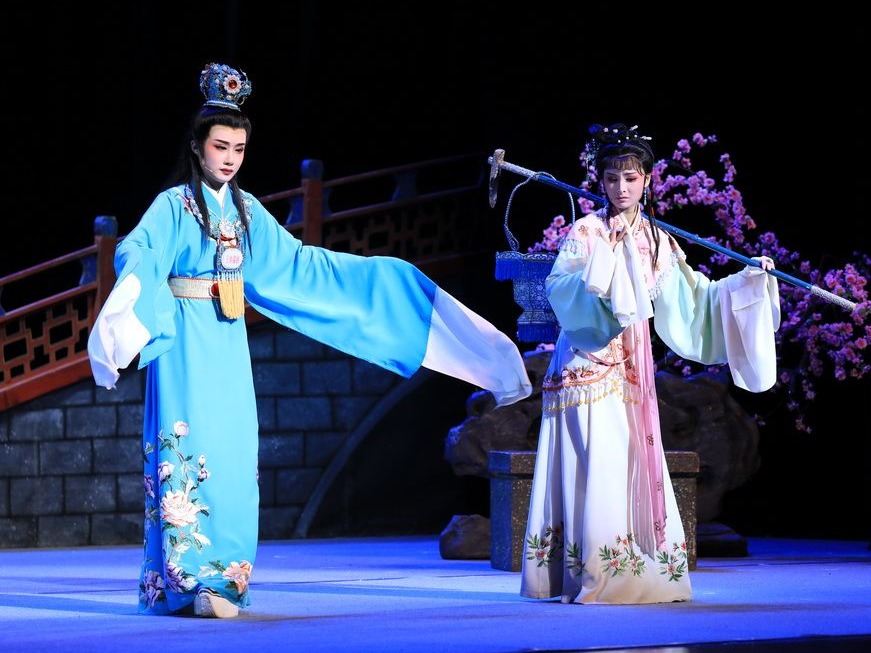 第十代演员接棒，《红楼梦》驻演吸引领事馆配偶团“打卡”
