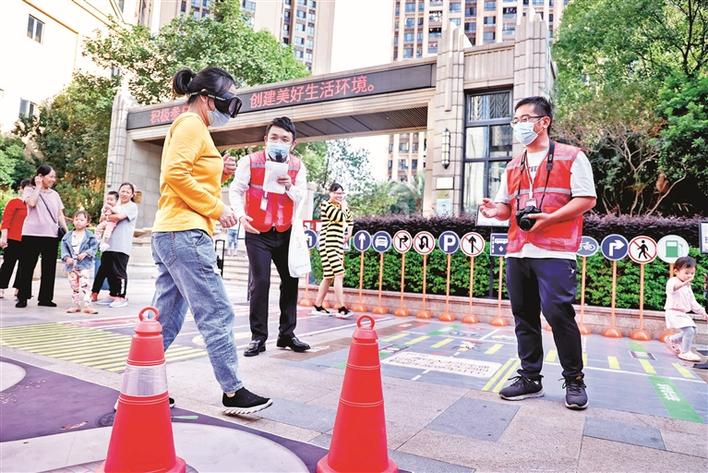 石岩以游戏方式普及交通安全重要性  
