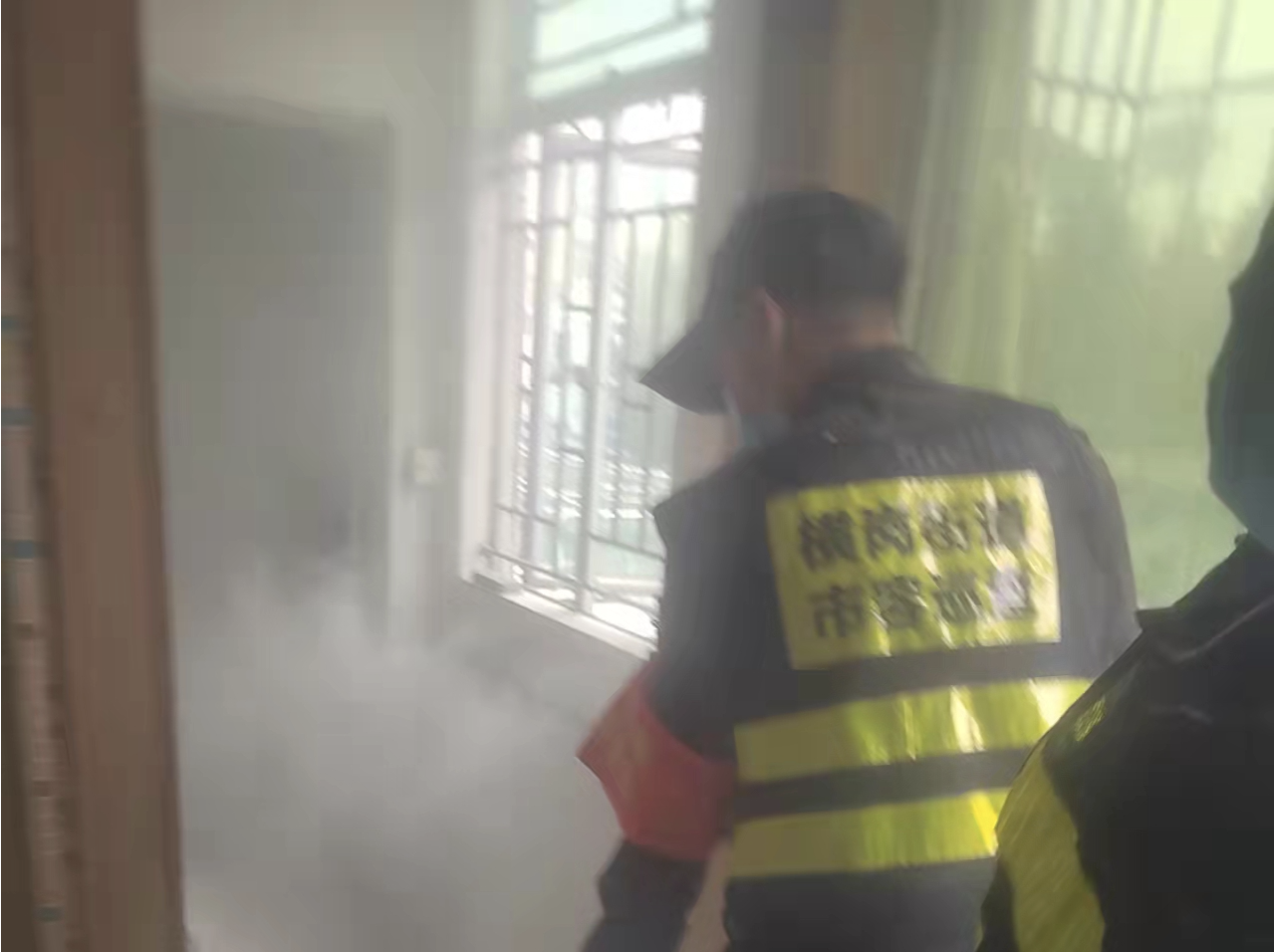 男子用“热得快”烧水酿火灾，巡查队员踹门叫醒两人