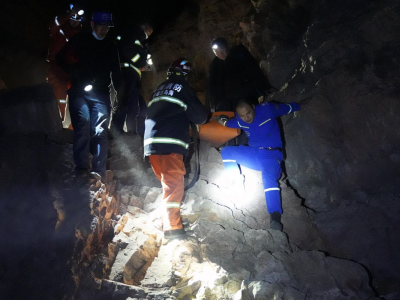 内蒙古乌海3人爬山：2人遇难1人被困，当地消防紧急救援