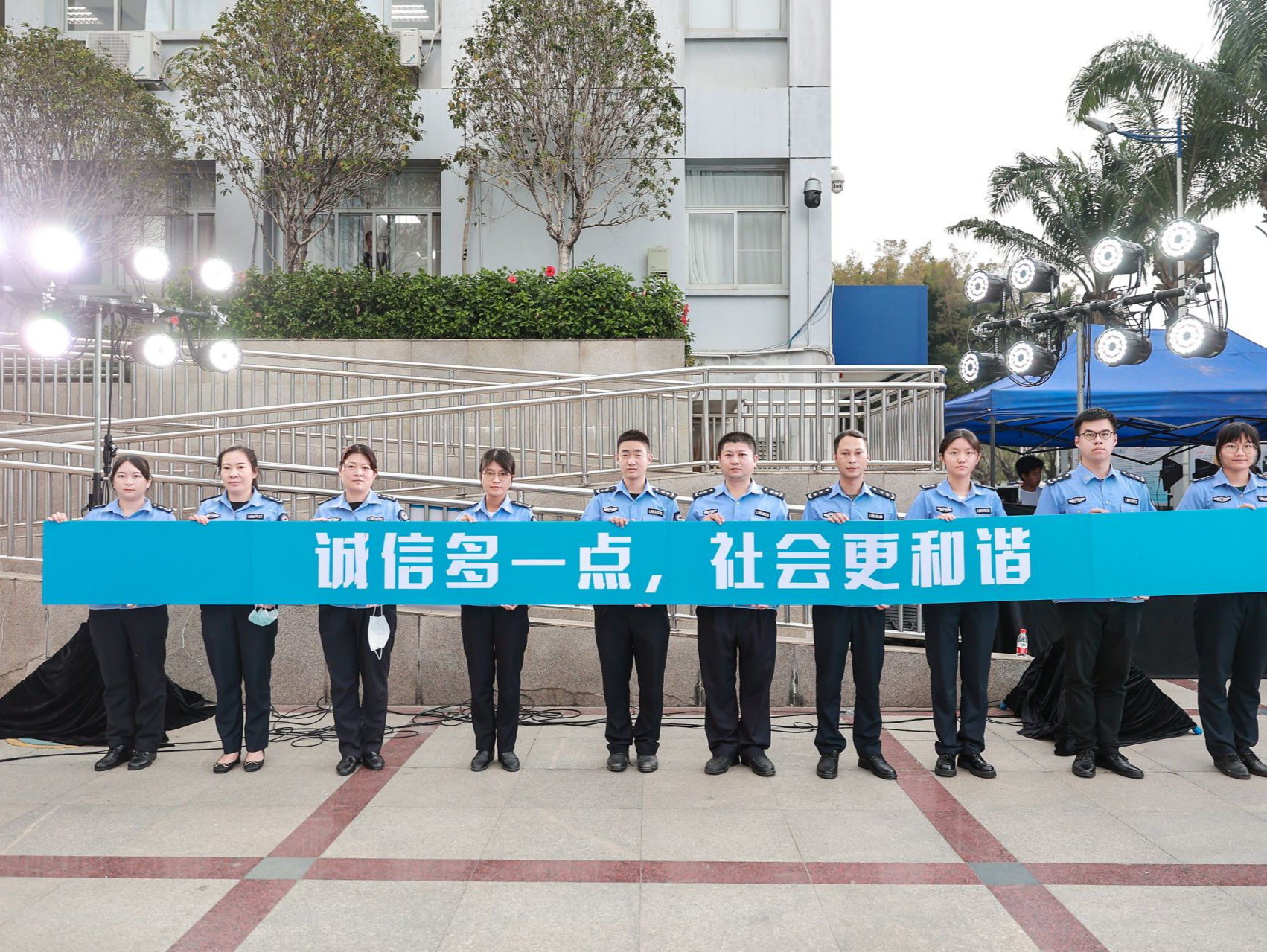 龙华区启动“我是文明代言人”活动，8支队伍签署七彩文明公约