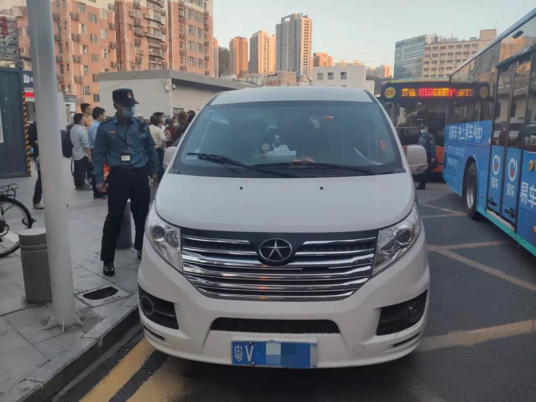 “黑车”占用公交站台拉客？市民果断投诉，执法君重拳查处！