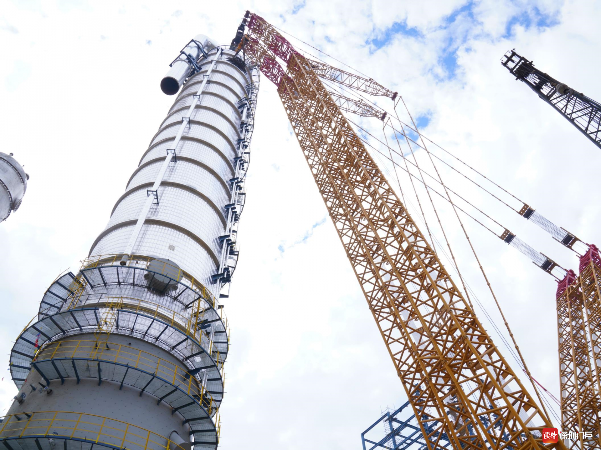 广东石化项目苯乙烯装置完成所有塔器吊装