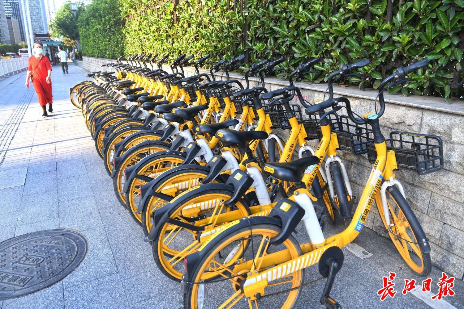 乱停乱放面临暂停7天骑行处罚！武汉划定近200个共享单车禁停区