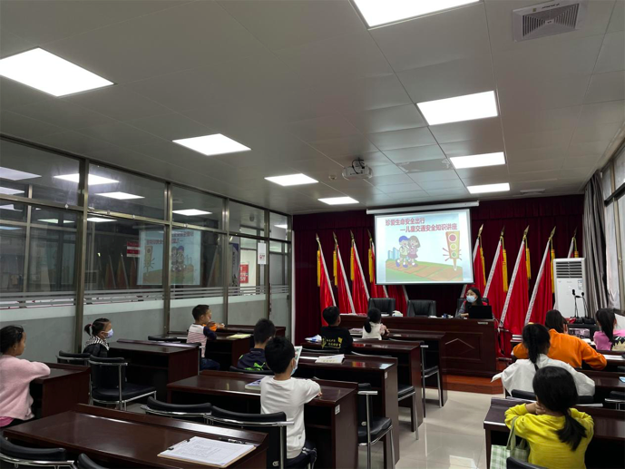 将围社区开展交通安全知识讲座，教育少年儿童从小争做文明人