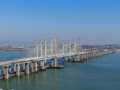 福厦客专泉州湾跨海大桥全桥贯通，系国内首座跨海高速铁路桥