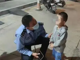 小孩冬夜走失啼哭，网格员助力母子团聚