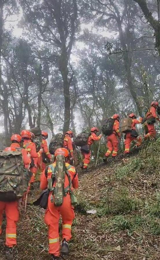 搜救人员，视频截图