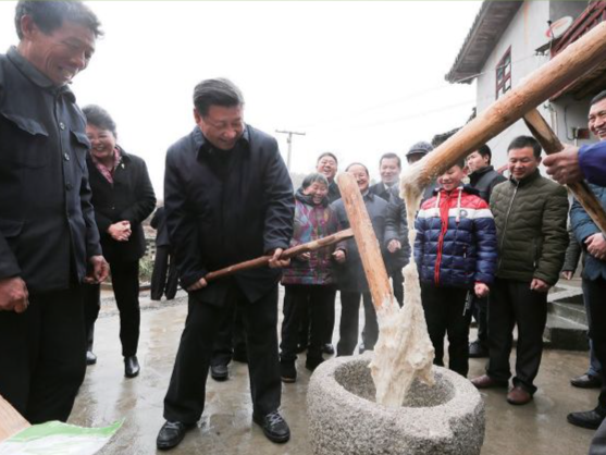 习近平的扶贫故事丨井冈山上打糍粑