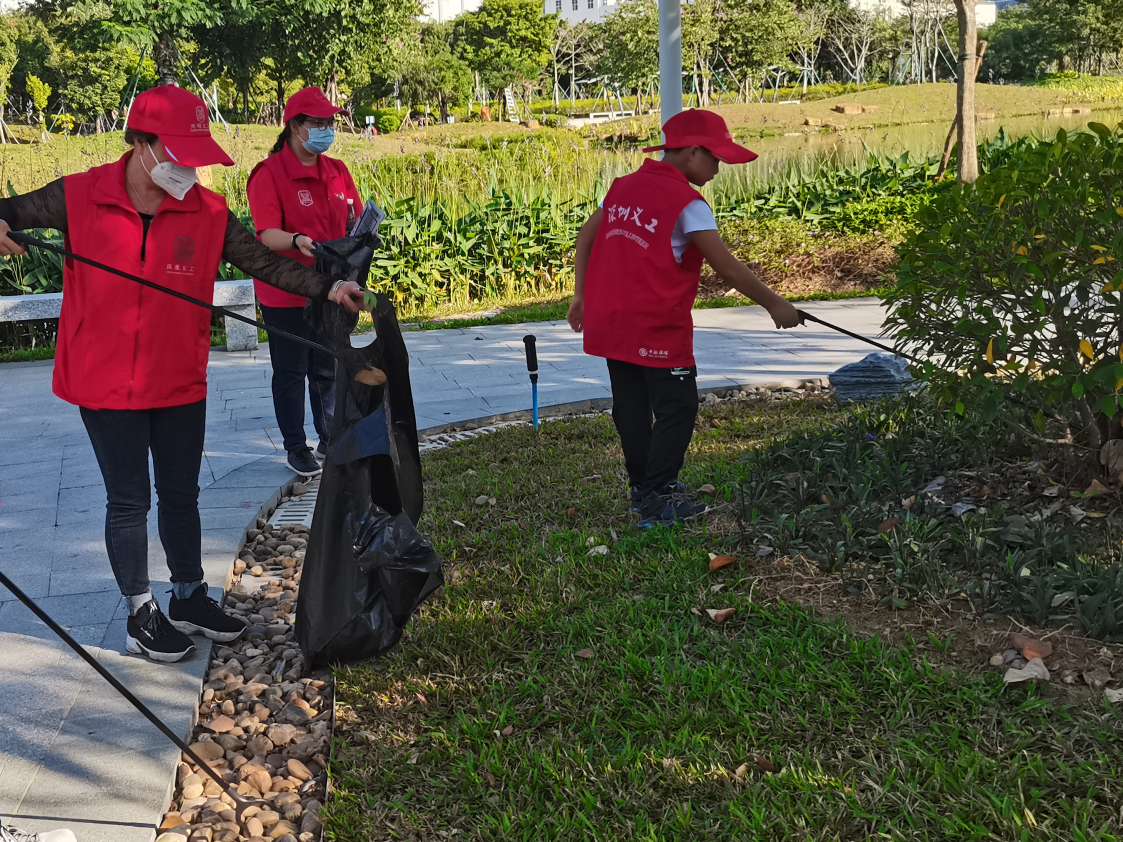 凤凰街道30名亲子志愿者参加自然教育守护“一方绿水”  