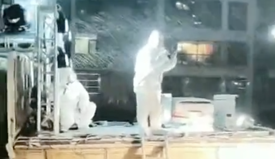 风雪交加！封闭小区志愿者居民齐唱海阔天空