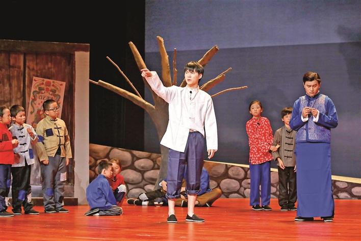 宝安青少年宫戏剧团揭牌成立，原创儿童剧《恩宁路上的小哨兵》精彩上演