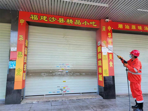 长圳社区清除城市“牛皮癣”还群众整洁社区  