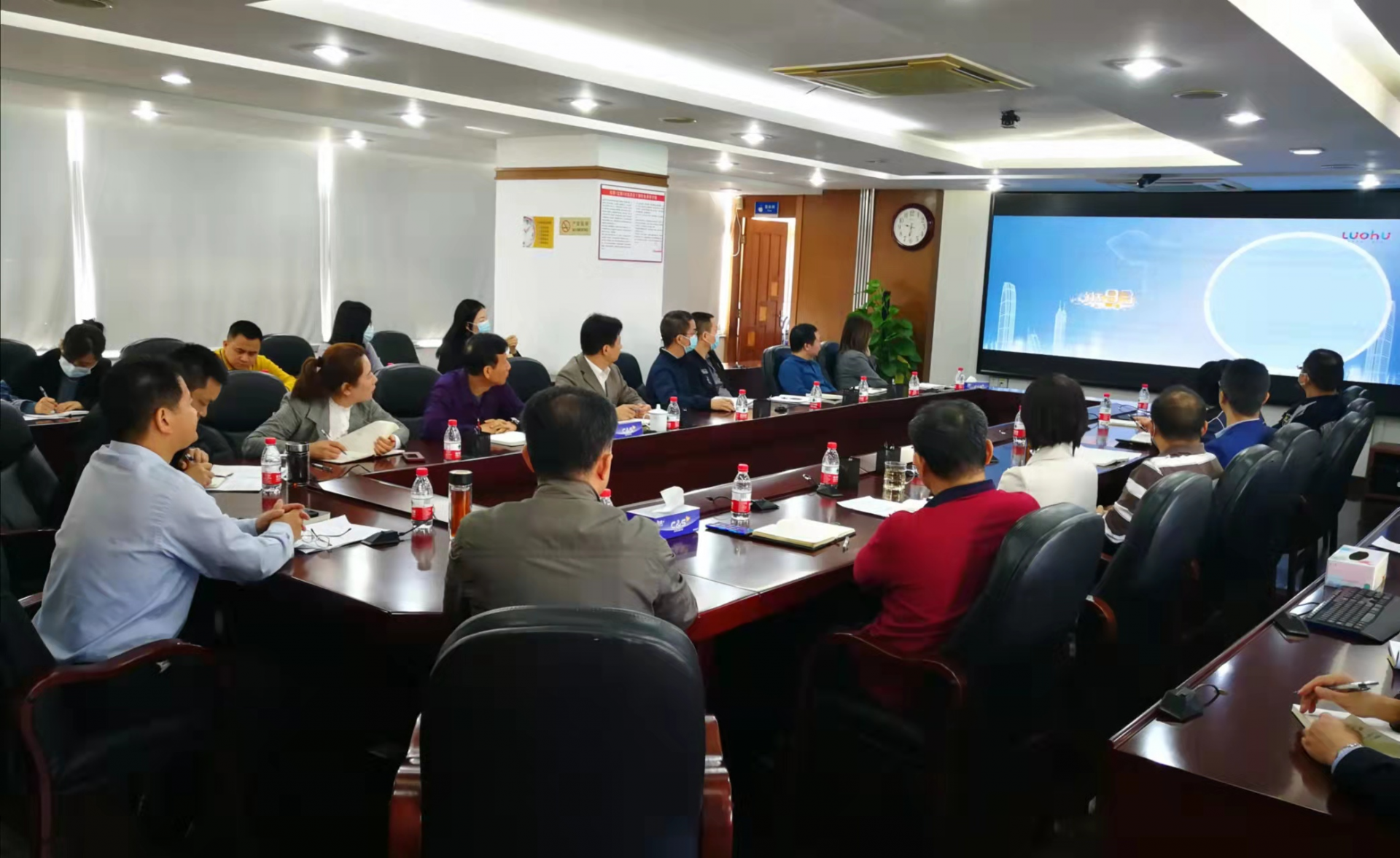 服务大局 自我加压 罗湖区人力资源局学习贯彻区“两会”精神              