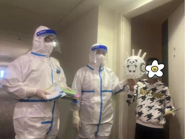 手套秒变“爱心气球”，疫情下的“大白”太有才！