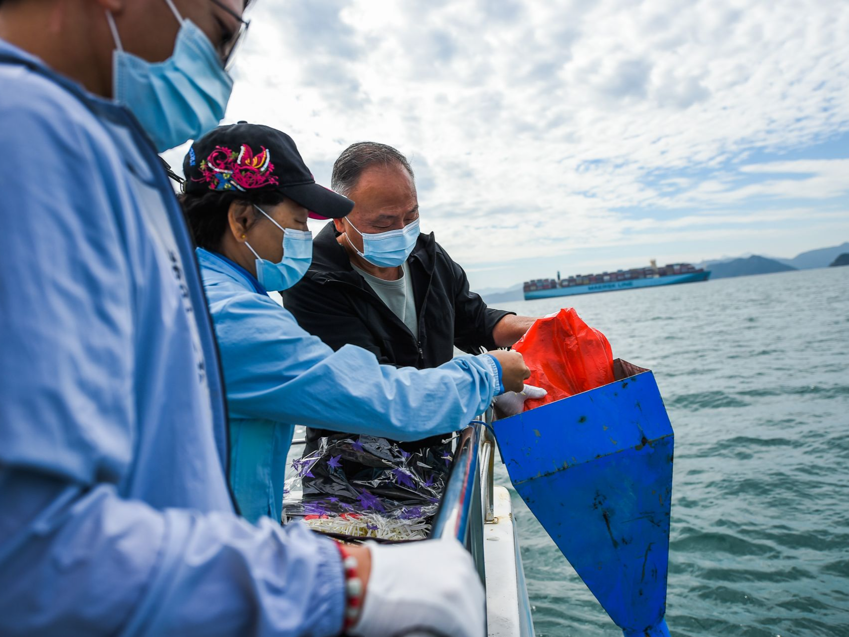 深圳举行第46次海葬活动，119名逝者魂归大海