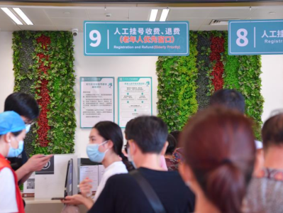 南医大深圳医院为群众办实事：设老年人优先窗口，办少儿托管班