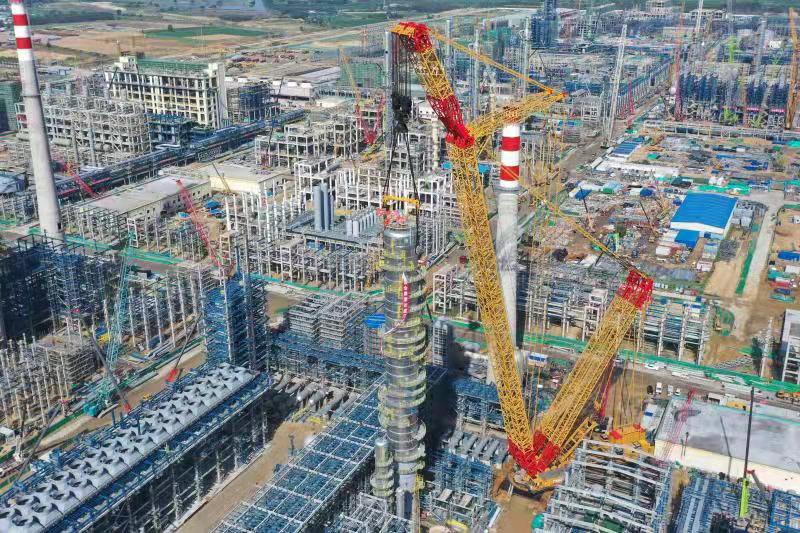 中国石油唯一一台4000吨履带式起重机在广东揭阳大显神威