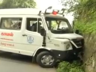 印度国防参谋长遗体运送车队半路出车祸：引擎盖变形 临时换车