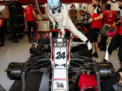 周冠宇坐进阿尔法·罗密欧赛车驾驶舱，正式开启F1生涯 